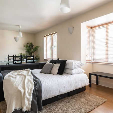 Spacious 2Br Flat - 2 Free Parking Spaces - Near Lgw Airport Crawley (West Sussex) Exterior foto