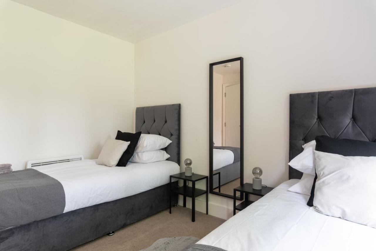 Spacious 2Br Flat - 2 Free Parking Spaces - Near Lgw Airport Crawley (West Sussex) Exterior foto