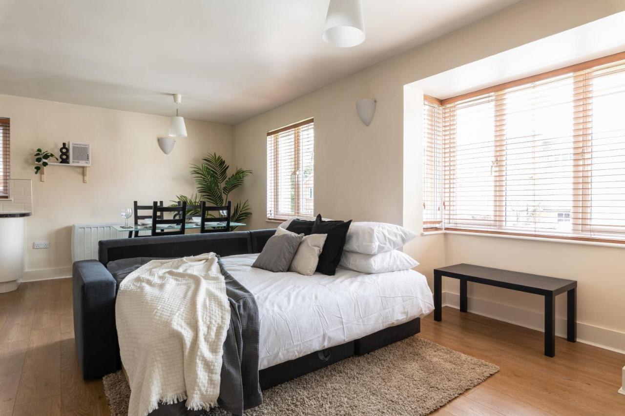 Spacious 2Br Flat - 2 Free Parking Spaces - Near Lgw Airport Crawley (West Sussex) Exterior foto