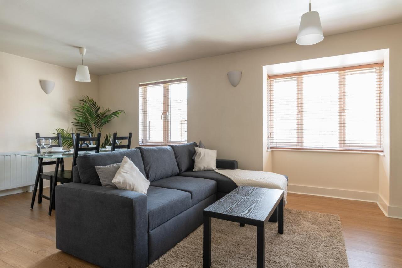 Spacious 2Br Flat - 2 Free Parking Spaces - Near Lgw Airport Crawley (West Sussex) Exterior foto