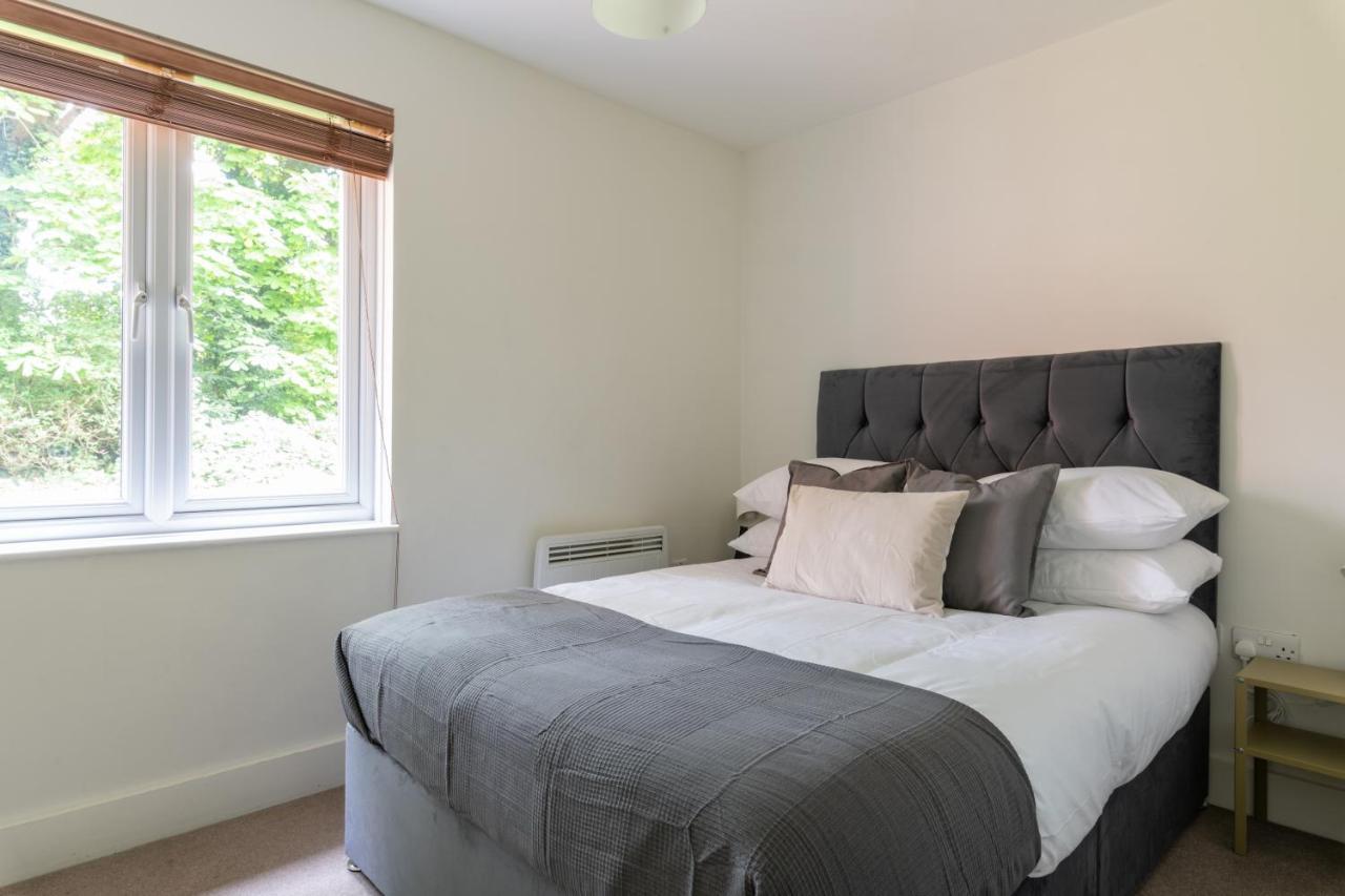 Spacious 2Br Flat - 2 Free Parking Spaces - Near Lgw Airport Crawley (West Sussex) Exterior foto
