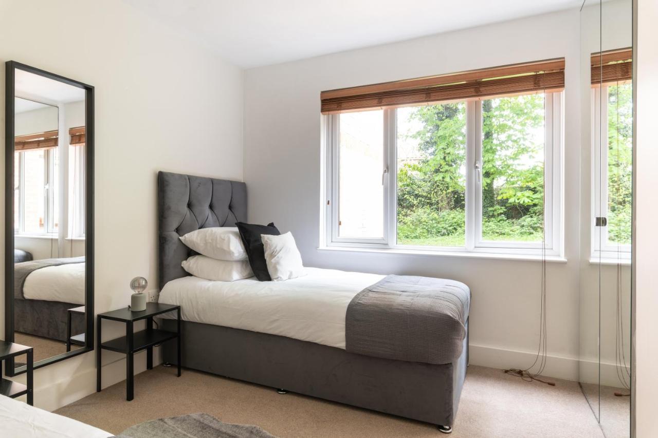 Spacious 2Br Flat - 2 Free Parking Spaces - Near Lgw Airport Crawley (West Sussex) Exterior foto
